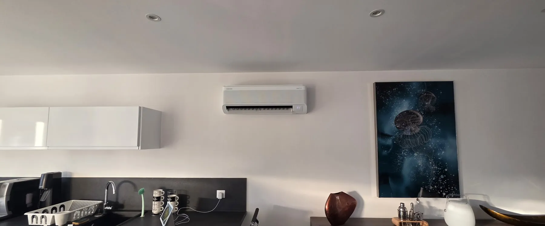 Climatisation murale posée au-dessus d'une cuisine ouverte