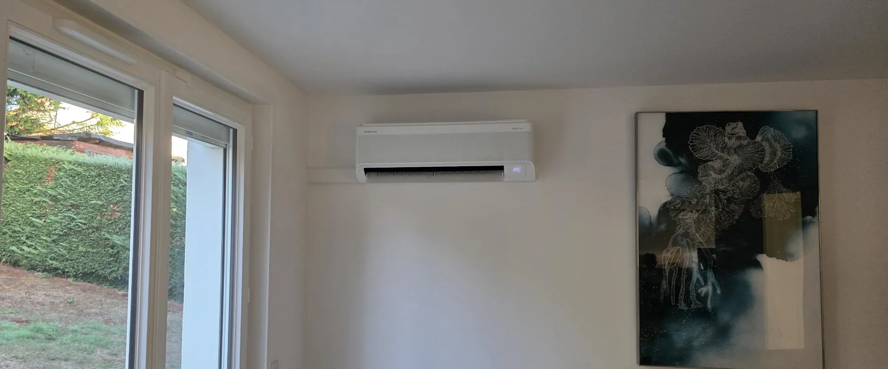 Climatisation murale posée par AERIS ENERGIE dans un séjour à Saint-Joseph