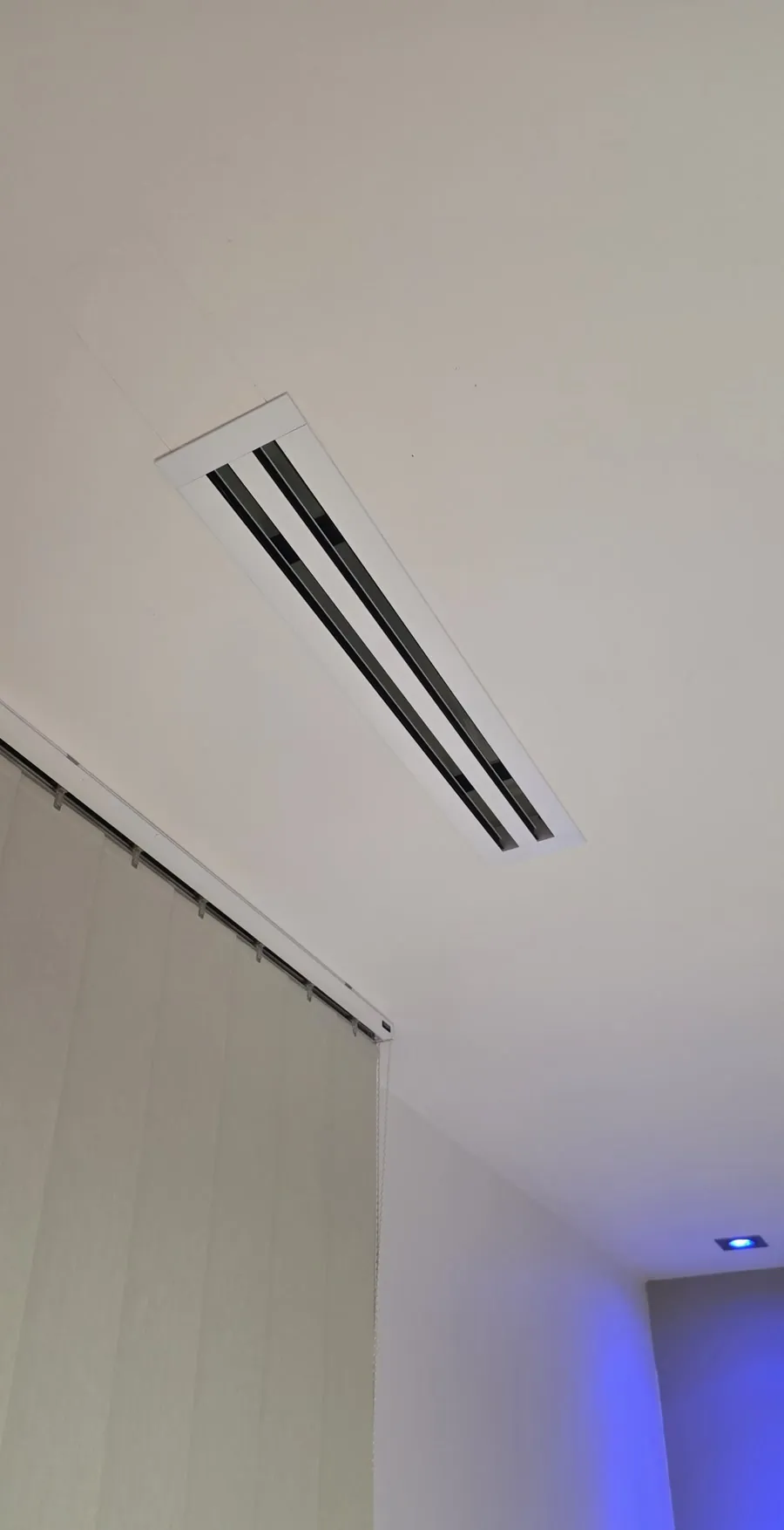Diffuseur linéaire de ventilation intégré au plafond par AERIS ENERGIE