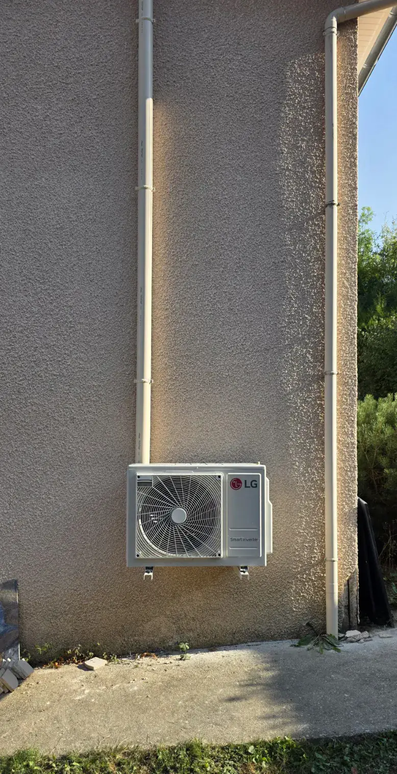 Groupe extérieur de climatisation contrôlé par AERIS ENERGIE