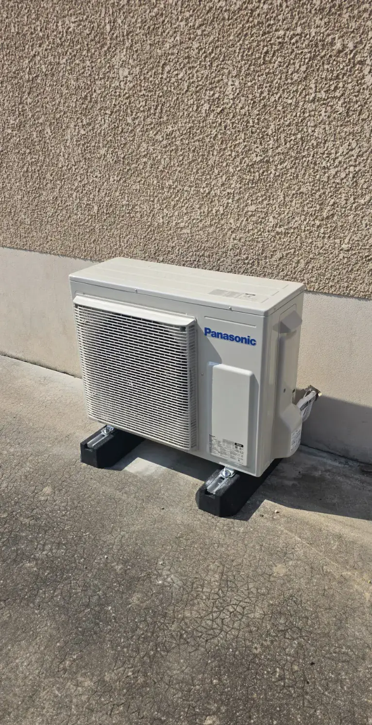 Groupe extérieur de pompe à chaleur Panasonic posé sur plots par AERIS ENERGIE