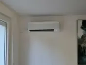 Climatisation murale posée par AERIS ENERGIE dans un séjour à Saint-Joseph