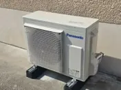 Groupe extérieur de pompe à chaleur Panasonic posé sur plots par AERIS ENERGIE