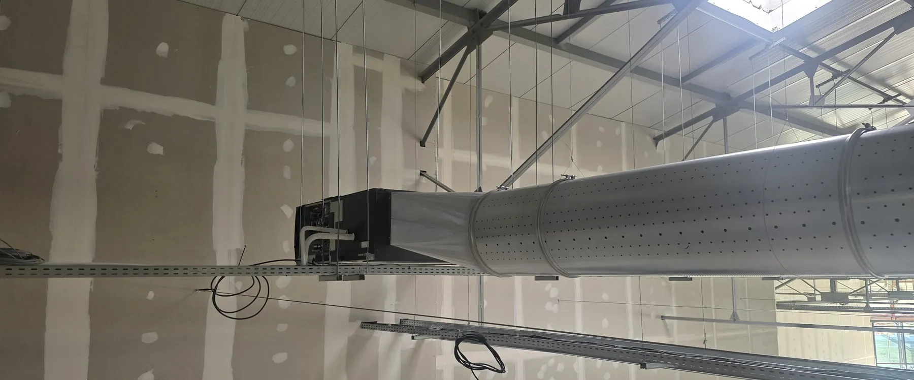 Réseau de gaines de ventilation dans un bâtiment industriel