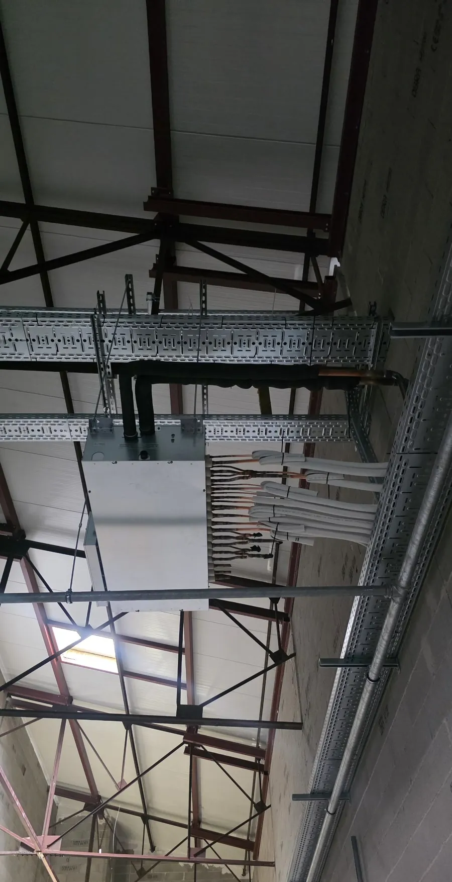 Réseau de gaines de ventilation en cours de pose