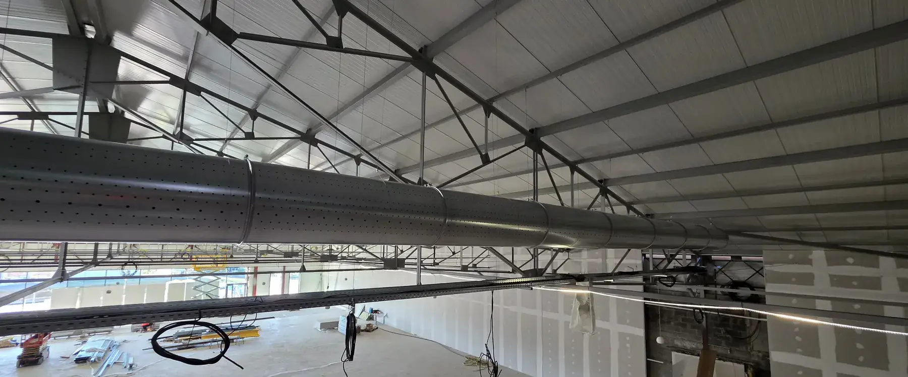 Réseau de ventilation double flux posé dans un local industriel